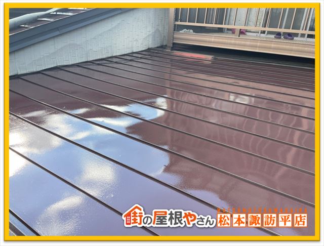 諏訪市アパート屋根塗装　上塗り